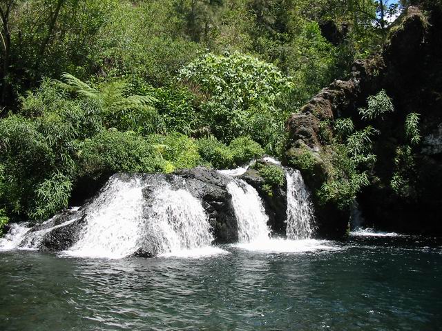 Le raccourci qui évite la route passe à gauche la cascade du trou Noir