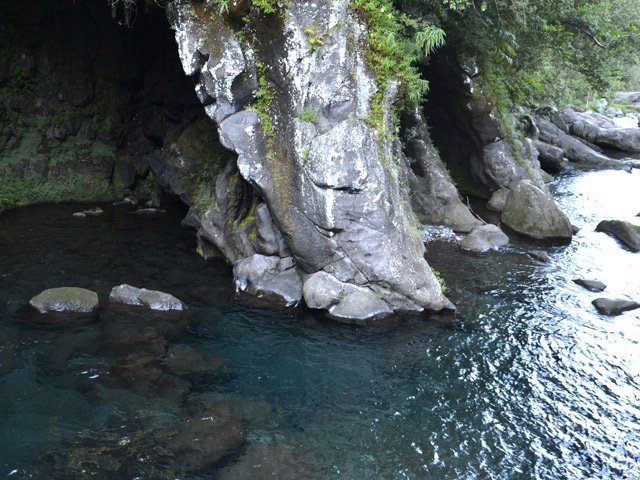 Très beau bassin sauvage en aval de la chute du jar