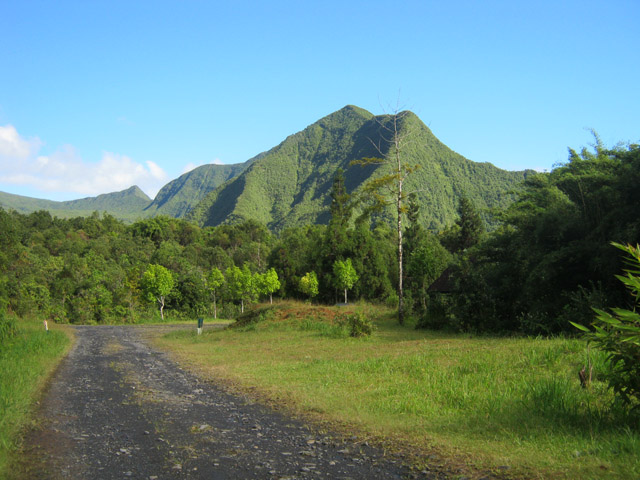 Le parking au départ, surveillé par le Morne du Bras des Lianes