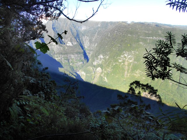 Une trouée de la végétation permet de voir un peu de la vallée de la Rivière des Pluies