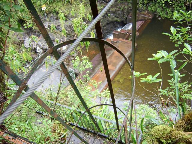 Quatre échelles à pic permettent d'accéder au barrage