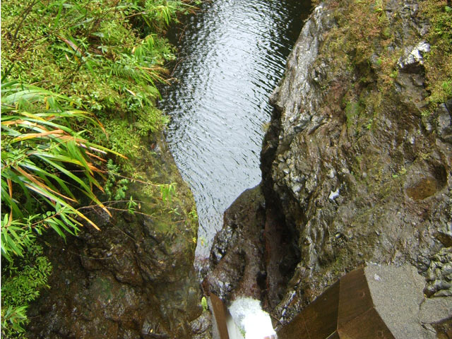 Le bassin, inaccessible, derrière le déversoir