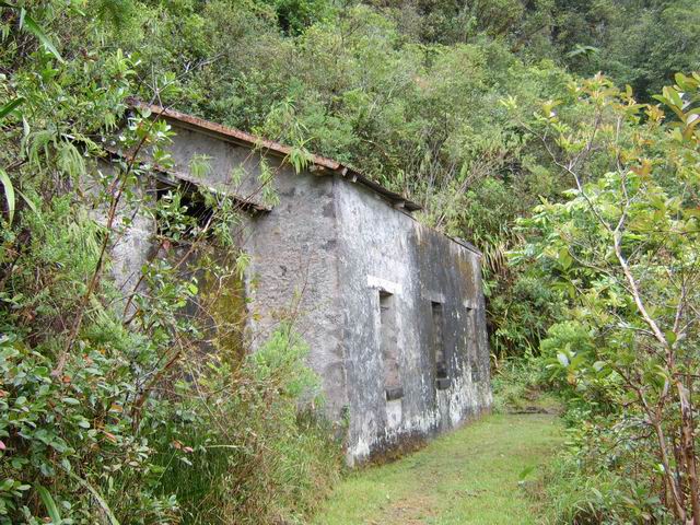 Un bâtiment abandonné servant à l'époque de logement pour les ouvriers
