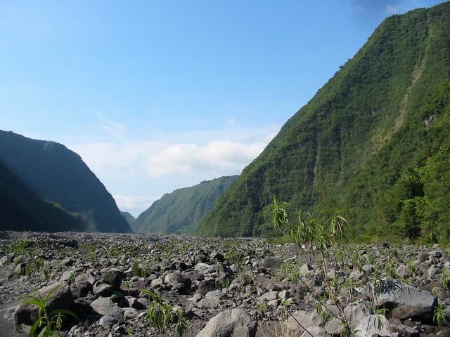 La marche s'effectue toujours dans les galets et le sable