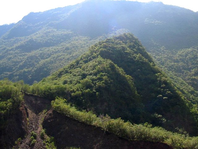 Les éboulis rongent lentement les pitons trop proches de la rivière