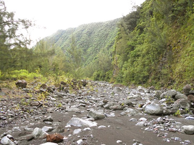 Un raccourci possible en rive gauche, près de la falaise