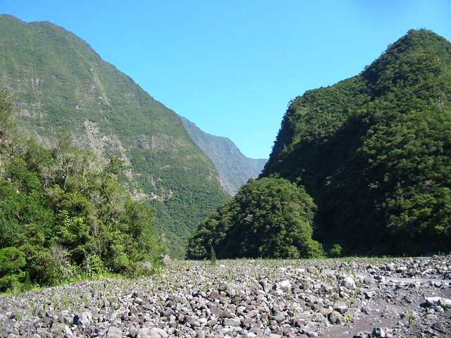 Plusieurs kilomètres de ce paysage à supporter jusqu'au Bras de Mahavel