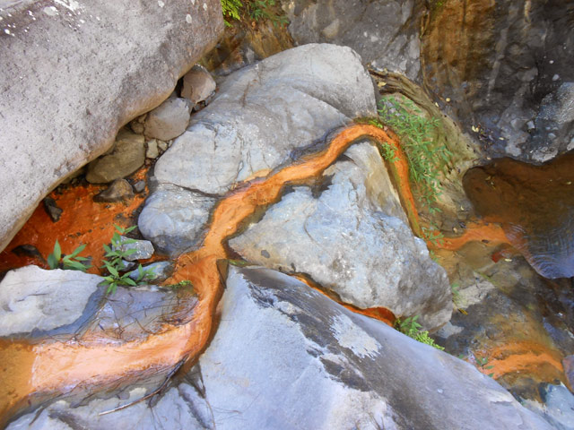 La présence de fer peut créer de belles coulées ou mares ocre