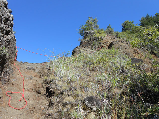 En haut de l'arête la roche est nue et le sol glissant