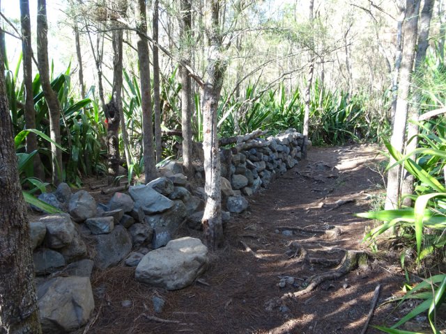 Le départ vers le Bassin Roche passe par ce muret. Ne pas le dépasser