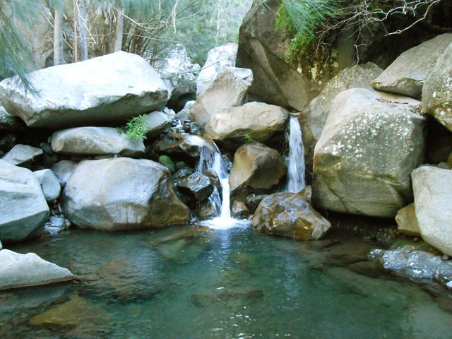 On ne compte plus les petites cascades et bassins entourés de grosses roches lisses