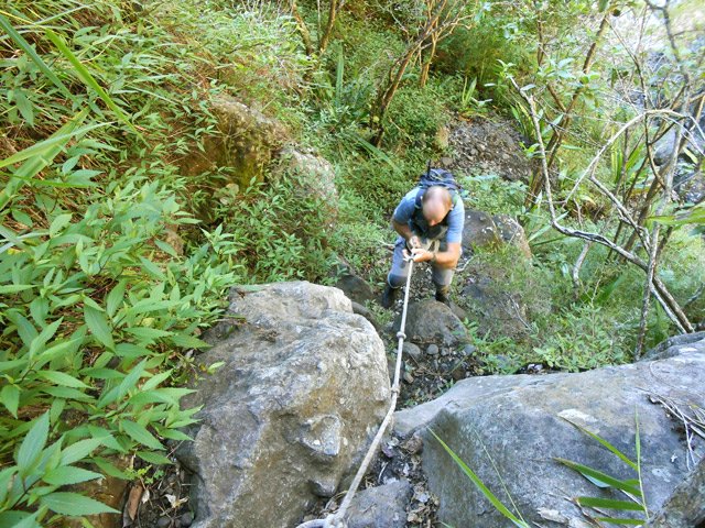 La montée à la Cascade Fleurs Jaunes débute par un sentier escarpé