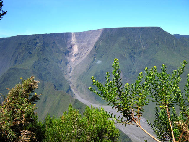 Vue sur l'éboulis de Mahavel en milieu de parcours