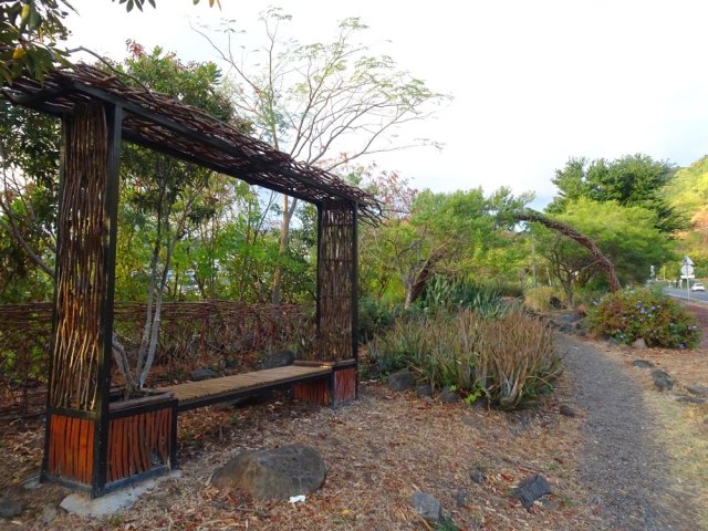 Début du sentier paysager longeant la route de la Montagne