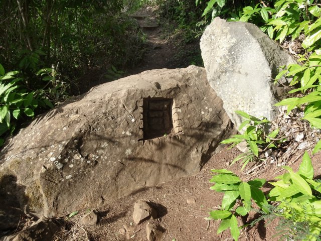 La roche a été creusée pour placer les pieds et éviter les glissades