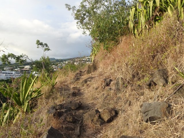 Le sentier au plus près d'un lacet de la route