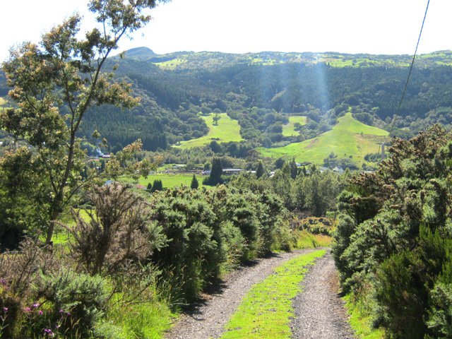 Début de la route de descente à partir du réservoir