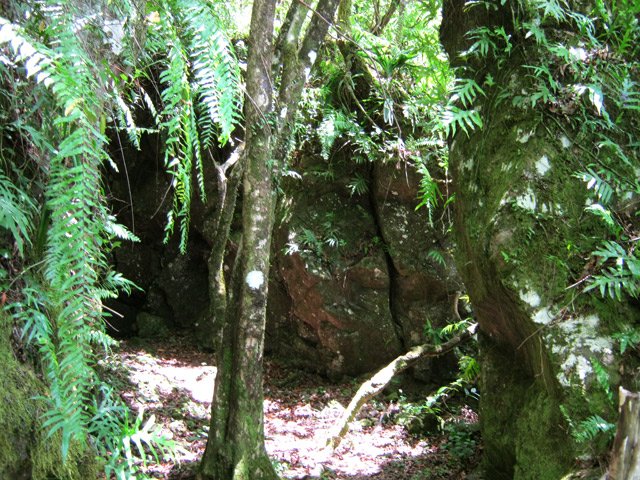 On longe la falaise rocheuse une bonne partie de la randonnée