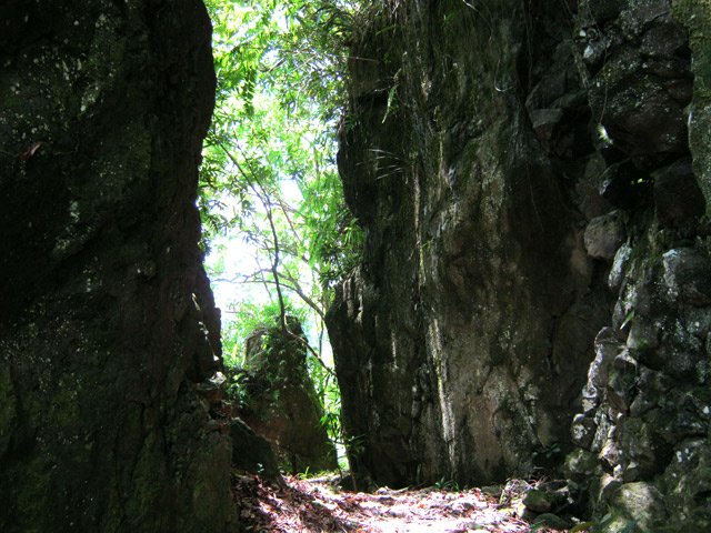 Passage entre deux falaises rocheuses