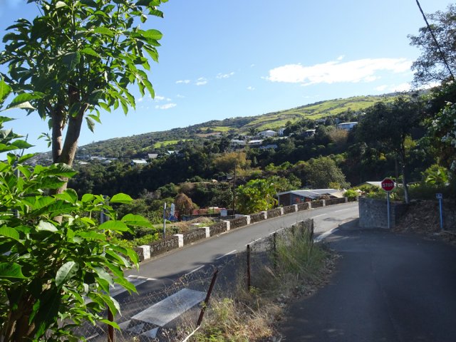 Quitter la RD13 pour le Chemin de l'Entre Deux