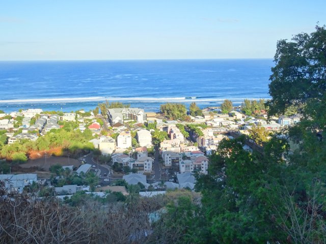 Les premiers points de vue en direction de la ville et de l'océan
