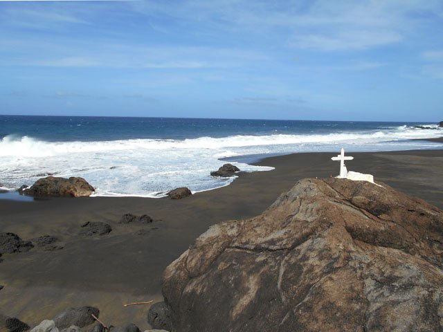Larges plages bordées de gros rochers
