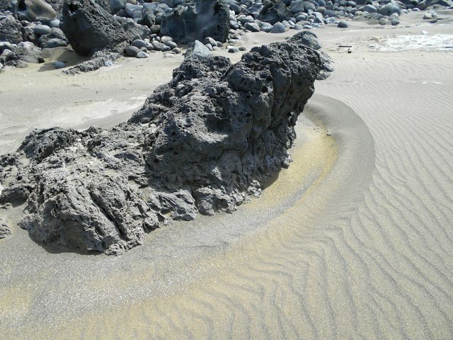 L’olivine, poussée par le vent, s’agglomère et rend le sol jaune