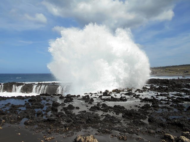 Attention aux vagues parfois très hautes et dangereuses qui cherchent à rejoindre les nuages