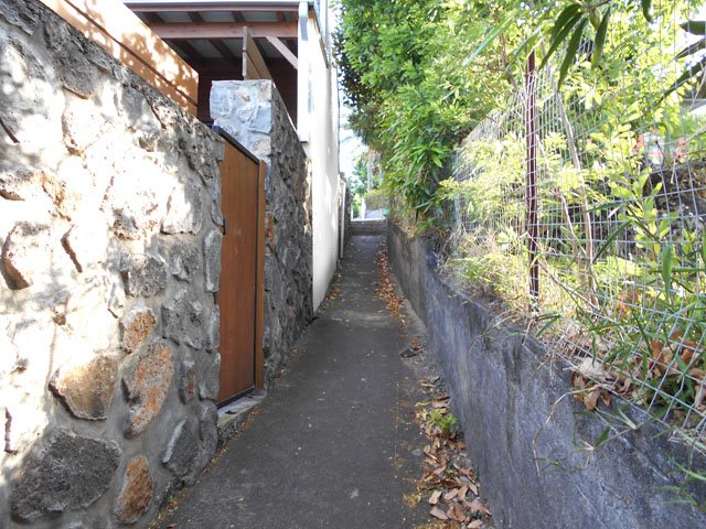 Un des passages étroits des Avirons qui évitera des longs lacets jusqu’au gymnase