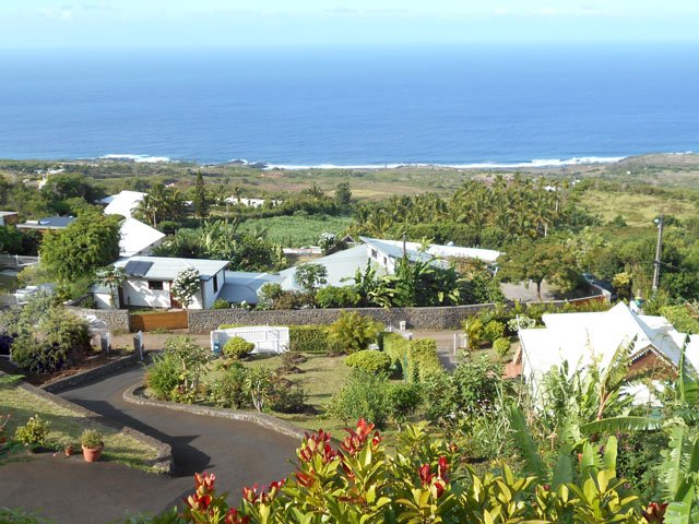 On domine le village du Plateau et ses belles vues sur mer