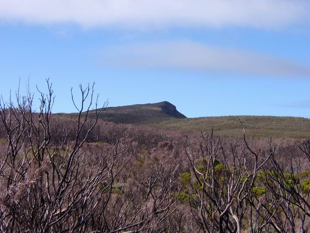 Les brandes calcinées ne cachent plus la Roche Ecrite à une heure de marche
