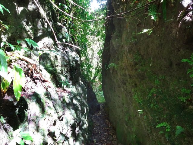 La falaise, assez friable, a été creusée pour le passage du tuyau