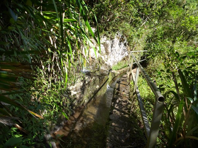 On quitte la tuyauterie pour marcher le long d'un petit canal