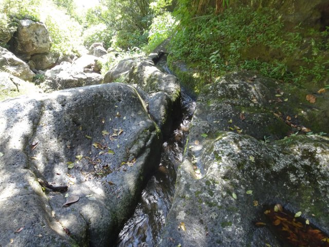 Le basalte a été creusé pour récupérer l'eau de la ravine