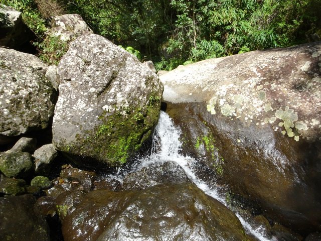 Le fond de la ravine est recouvert de gros rochers