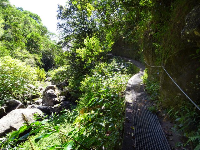 Reprendre le chemin inverse en longeant le talus sécurisé