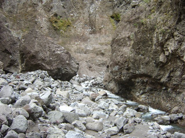 Le torrent aura vite fait de disparaitre dans les cailloux plus bas