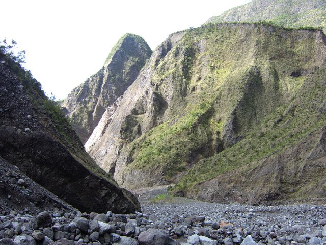 Plus on monte et plus les remparts effritent