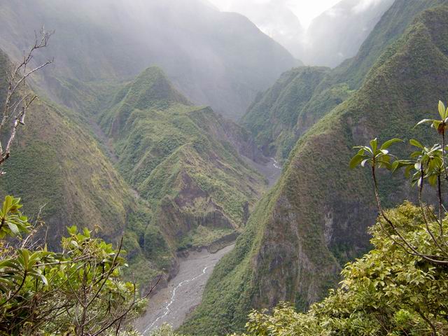 Vallée du Bras des Roches Noires depuis la descente vers Grand Bassin