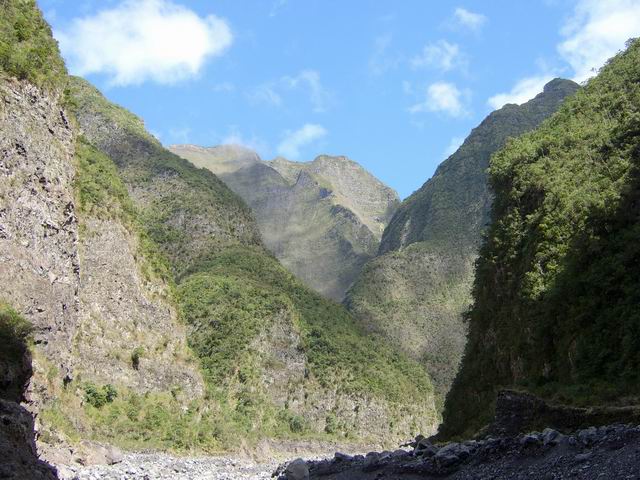 Les sommets déchiquetés des pitons entourant le sommet de l'Entre-Deux
