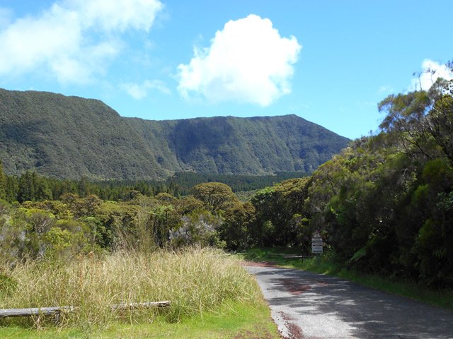 Le Coteau Duvernay depuis le parking. A droite, le départ du sentier