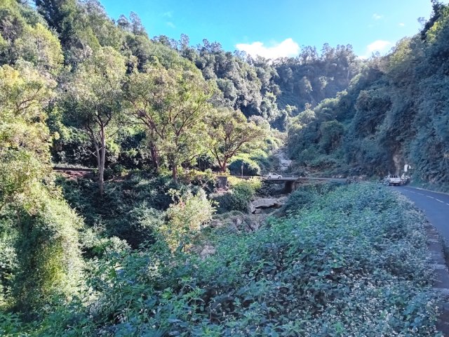 La D3 traverse la Ravine de la Fontaine sur un petit pont