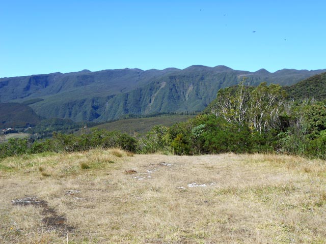 Les Pitons des Cabris et Textor depuis le sommet à plat du piton