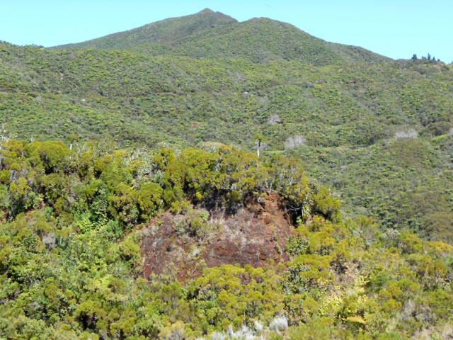 Les lacets de la Route des Plaines et un bord du cratère