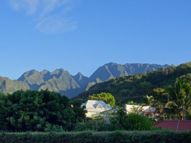On quittera rarement les panoramas sur les dents de la chaîne du Dimitile
