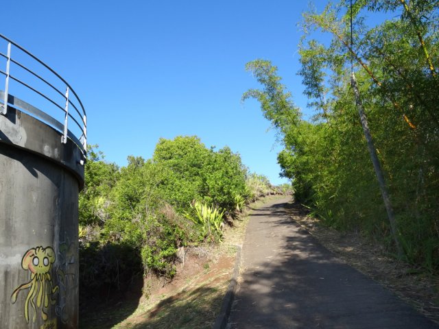 Prendre à droite au premier château d'eau et entamer une forte montée