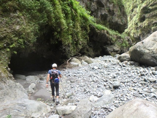 Des grottes creusées par un ancien passage de la rivière