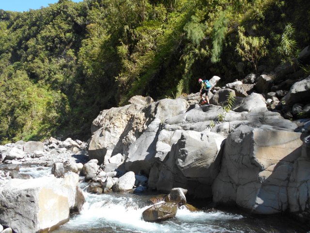 Contournement du torrent par le haut de la berge