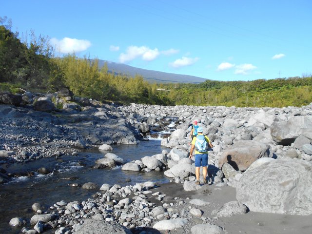 Suivre la rivière au plus près ou choisir le meilleur passage entre les pierres