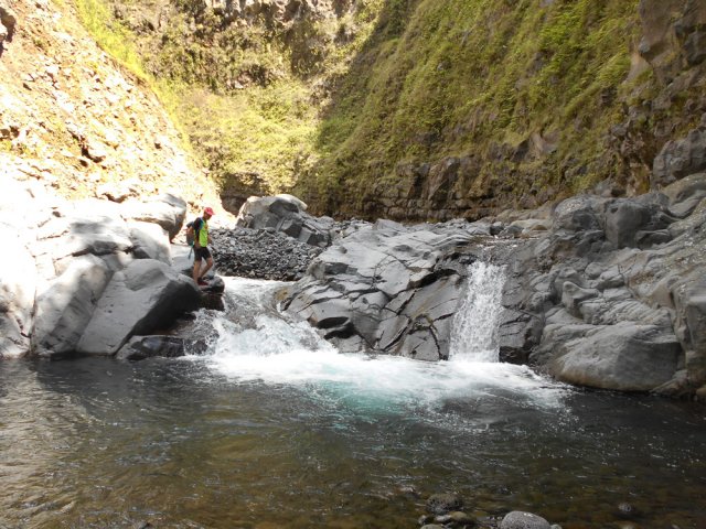 Un bassin alimenté par deux toboggans